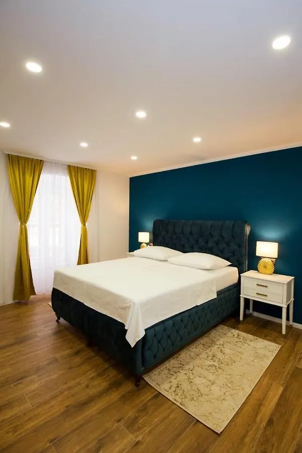 Gold Luxury Room Split