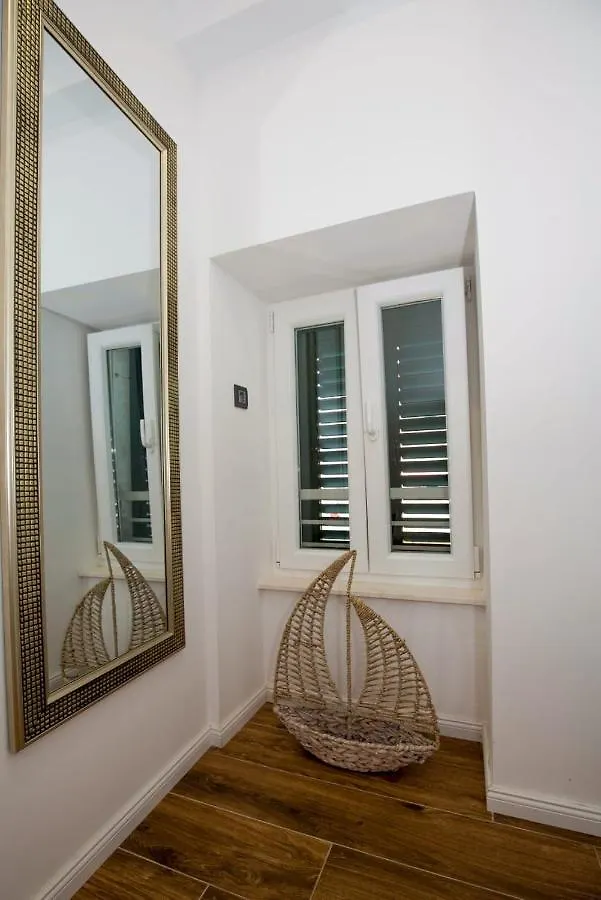 Gold Luxury Room Split